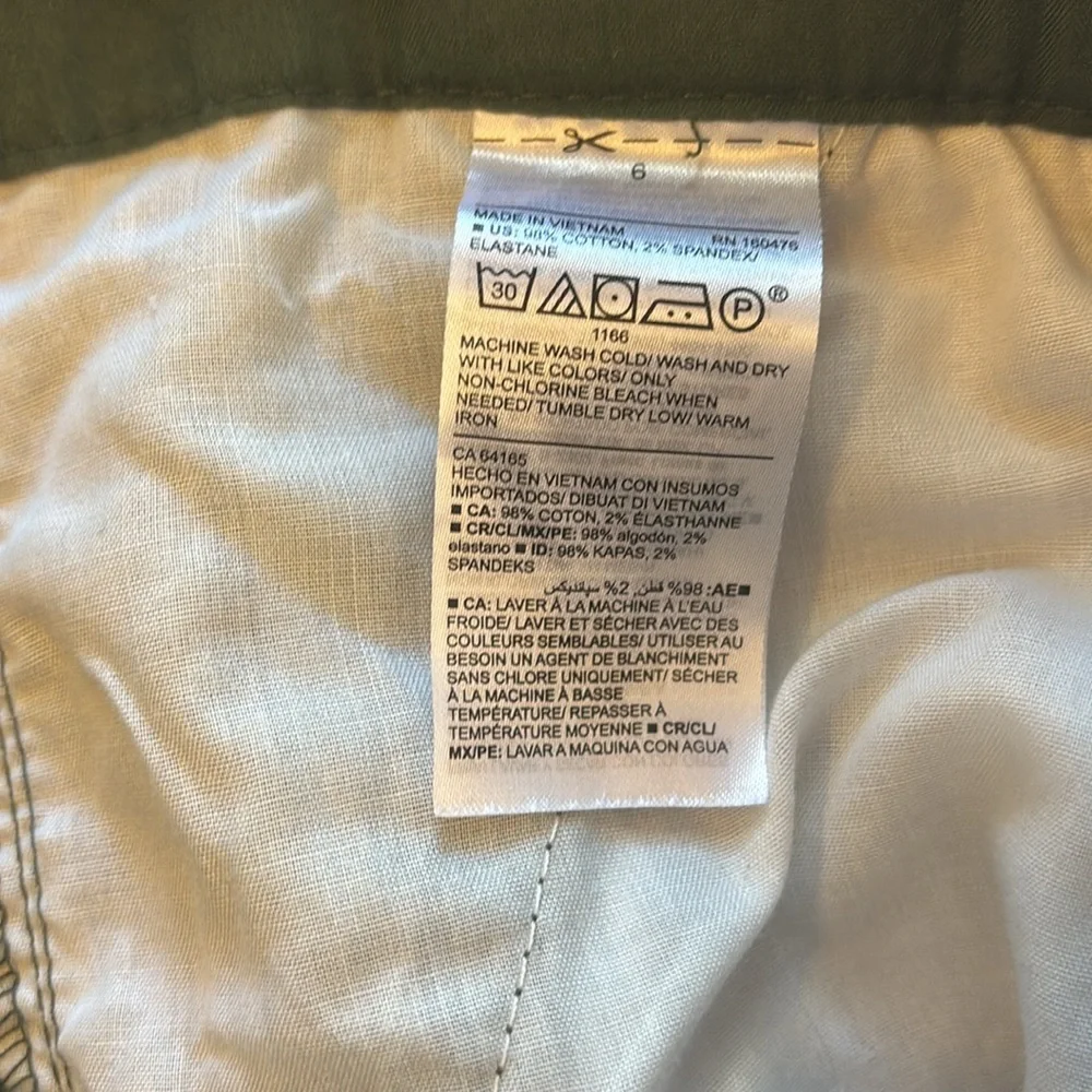 Old Navy green mid rise everyday shorts, size 6 - Picture 6 of 6